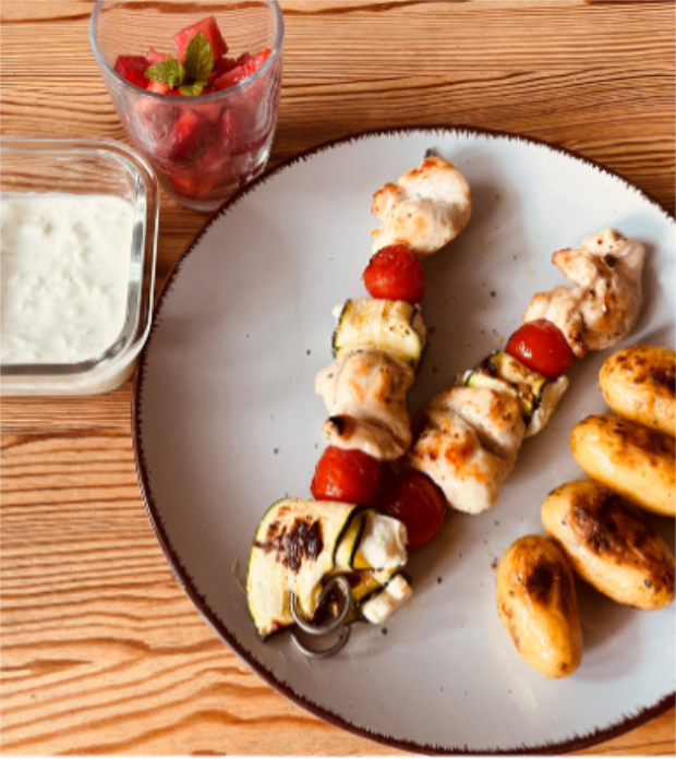Grillspieß mit Kartoffeln und kleinem Dessert vom Adipositaszentrum Havelland